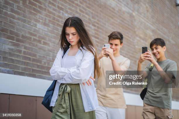 teenage girl being bullied at school - violencia escolar fotografías e imágenes de stock