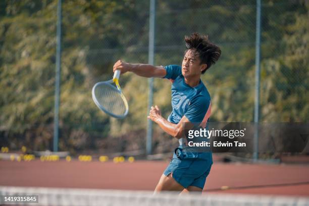 skilful asian young chinese male tennis player playing tennis in hardcourt - hardcourt 個照片及圖片檔