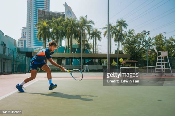 skilful asian chinese tennis player making a save in hardcourt - hardcourt 個照片及圖片檔