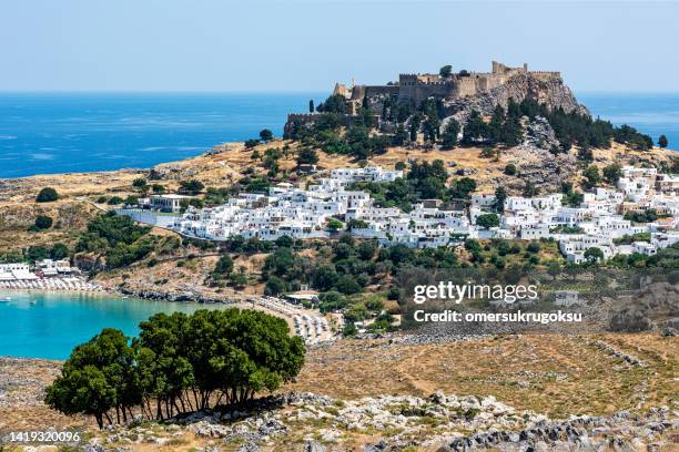 panoramic view of lindos bay, the village and the acropolis of lindos in rhodes - rhodes 個照片及圖片檔