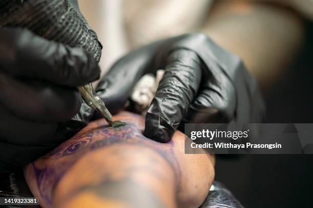 tattoo artist making a tattoo - tattoo needle stock pictures, royalty-free photos & images