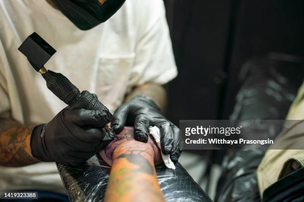tattooist demonstrate the process tattoo on hand - tattooing 個照片及圖片檔