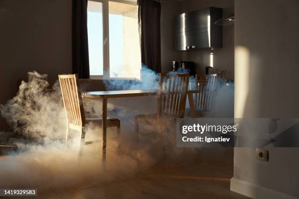 cocina moderna en un humo del horno - quemar fotografías e imágenes de stock