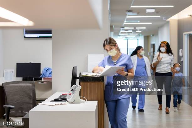 il medico accompagna il paziente nella loro stanza - group of patients foto e immagini stock