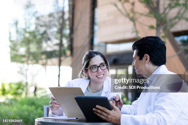 medical students meet - coach imagens e fotografias de stock