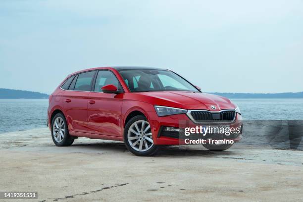 skoda scala junto al mar - škoda fotografías e imágenes de stock