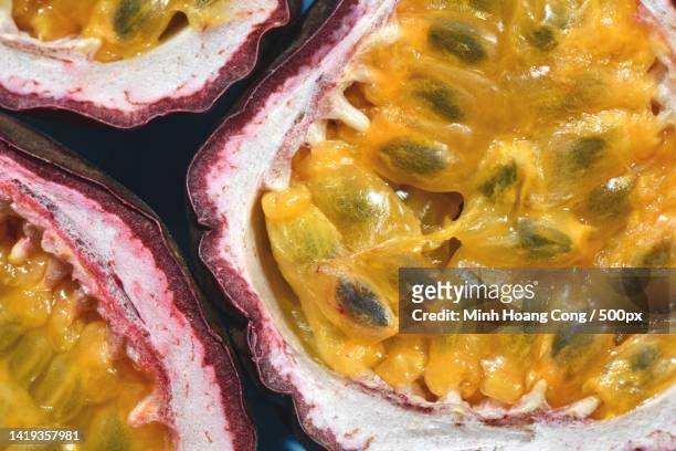fruit de la passion passion fruit passionsfrucht passiflora edulis - passionfruit stock pictures, royalty-free photos & images