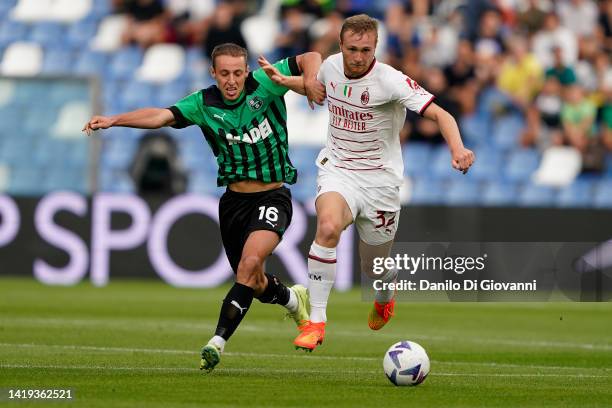 Tommaso Pobega of AC Milan compete for the ball with Davide Frattesi of US Sassuolo during the Serie A match between US Sassuolo and AC MIlan at...