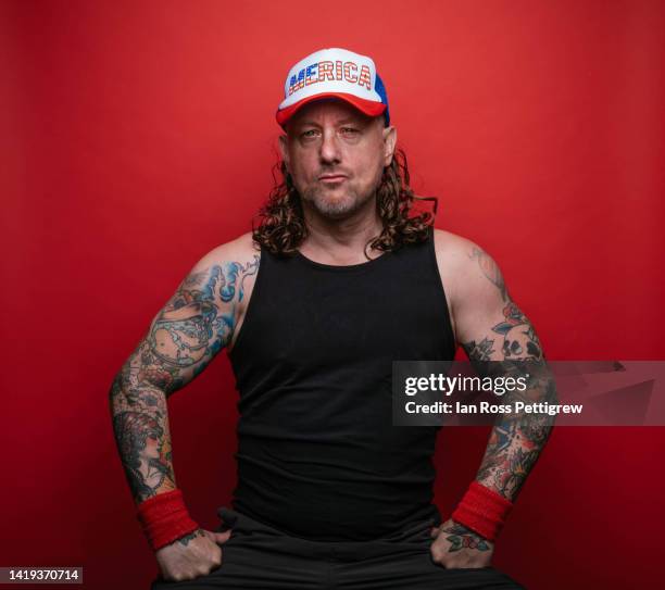 redneck man with tattoos and mullet wearing "merica" hat - hinterwäldler stock-fotos und bilder