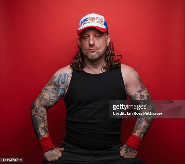 redneck man with tattoos and mullet wearing "merica" hat - hillbilly bildbanksfoton och bilder