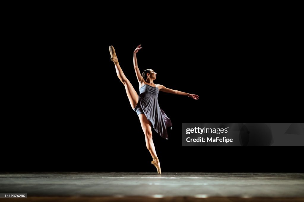Mädchen tanzen neoklassisches Ballett auf dunkler Bühne