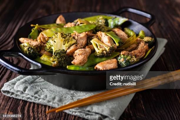chicken broccoli stir fry - salteado imagens e fotografias de stock