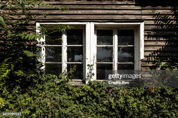 old dirty window at an abandoned building - windowframe stockfoto's en -beelden