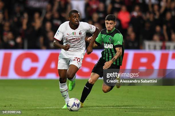 Pierre Kalulu of AC Milan competes for the ball with Agustin Alvarez of US Sassuolo during the Serie A match between US Sassuolo and AC MIlan at...