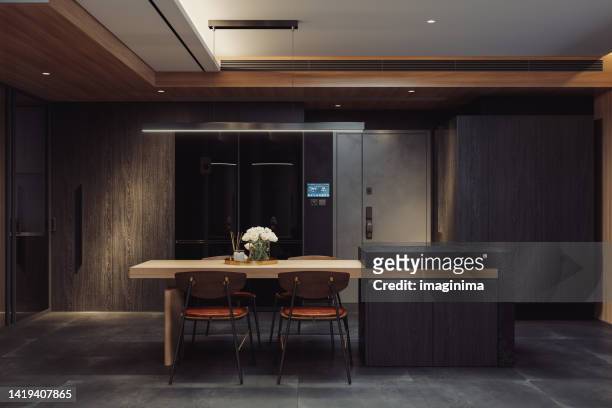 maison moderne de luxe avec contrôle d’automatisation intelligent - table kitchen modern photos et images de collection
