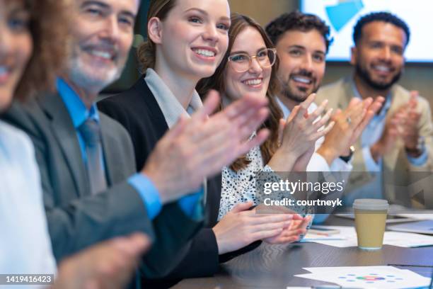 grupo de empresarios aplaudiendo una presentación. - admiración fotografías e imágenes de stock