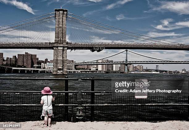 toddler girl by river - panorama nyc day 2 foto e immagini stock