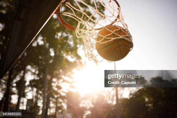 basket ball scoring points - atirar ao cesto imagens e fotografias de stock