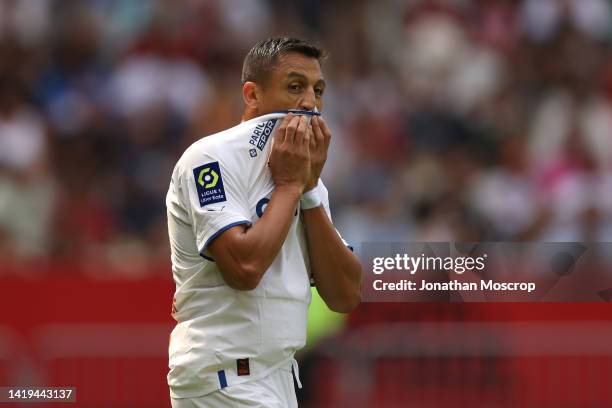 Alexis Sanchez of Olympique De Marseille reacts during the Ligue 1 match between OGC Nice and Olympique Marseille at Allianz Riviera on August 28,...