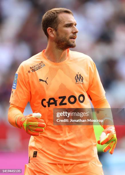 Pau Lopez of Olympique De Marseille reacts during the Ligue 1 match between OGC Nice and Olympique Marseille at Allianz Riviera on August 28, 2022 in...