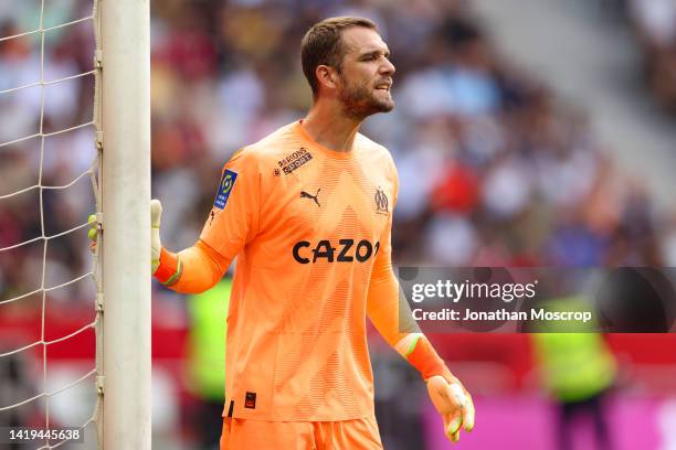 Pau Lopez of Olympique De Marseille reacts during the Ligue 1 match between OGC Nice and Olympique Marseille at Allianz Riviera on August 28, 2022 in...