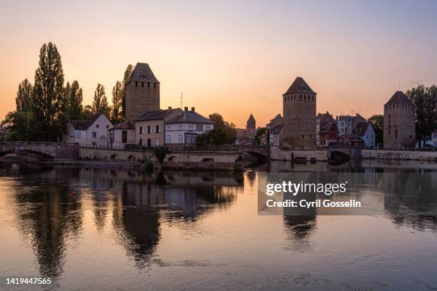 ponts couverts and river ill at dawn. strasbourg, grand est, france. - morgendämmerung fotografías e imágenes de stock