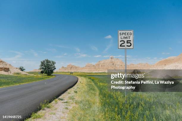 speed limit sign - speed limit sign stock pictures, royalty-free photos & images