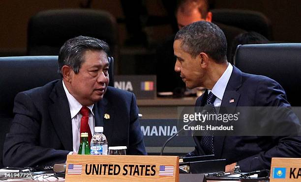 In this handout image provided by Yonhap News, U.S. President Barack Obama and Indonesian President Susilo Bambang Yudhoyono talk during the 2012...