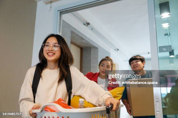 zwei studenten beziehen ihr wohnheimzimmer. - schlafsaal stock-fotos und bilder