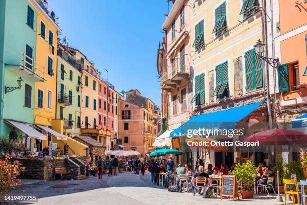 via roma en el centro de vernazza, uno de los pueblos de las cinque terre - liguria, italia - vernazza fotografías e imágenes de stock