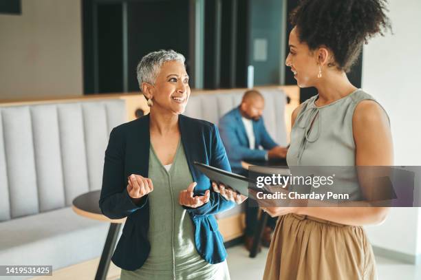 comunicazione, consulenza e pianificazione, donne d'affari che si incontrano nella lobby del lavoro. una donna nella leadership, ceo, team leader o mentore di coaching, collaborazione e motivazione per il successo dei dipendenti dell'ufficio - capo leader foto e immagini stock