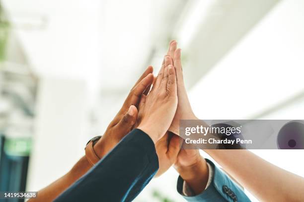 high five, successo della partnership e collaborazione al lavoro di squadra con missione per la crescita, l'affare e il supporto agli obiettivi. mano di uomini d'affari insieme per il vincitore, la motivazione della comunità e celebrare il team building - high five business foto e immagini stock