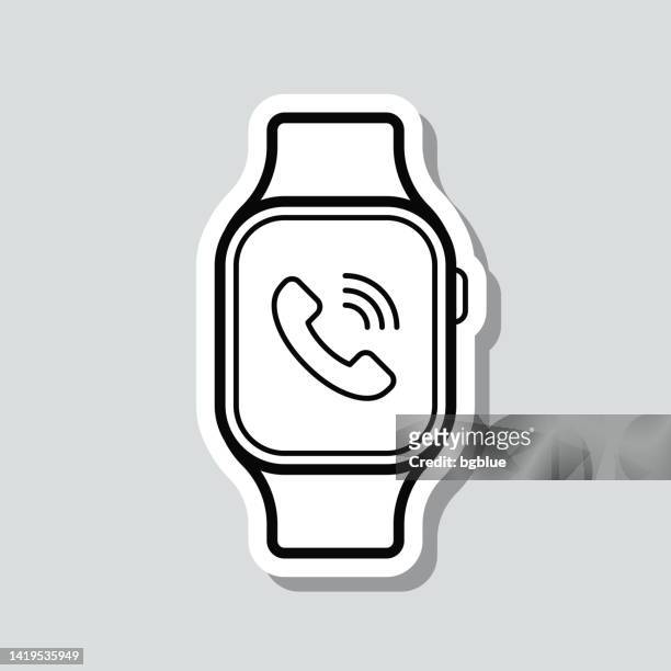 smartwatch mit eingehendem anruf. symbolaufkleber auf grauem hintergrund - telefonhörer freisteller stock-grafiken, -clipart, -cartoons und -symbole