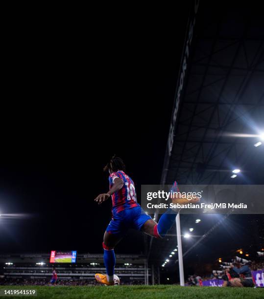 Eberechi Eze of Crystal Palace take corner kick during the Premier League match between Crystal Palace and Brentford FC at Selhurst Park on August...