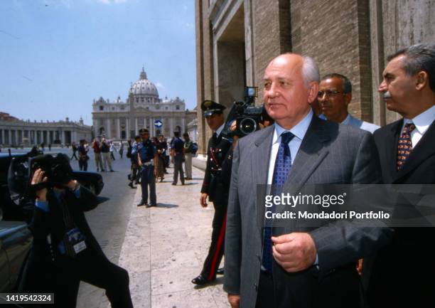 The soviet politician Mikhail Gorbachev in Rome. Behind him the italian journalist and politician Giulietto Chiesa. Rome , November 13th, 2000