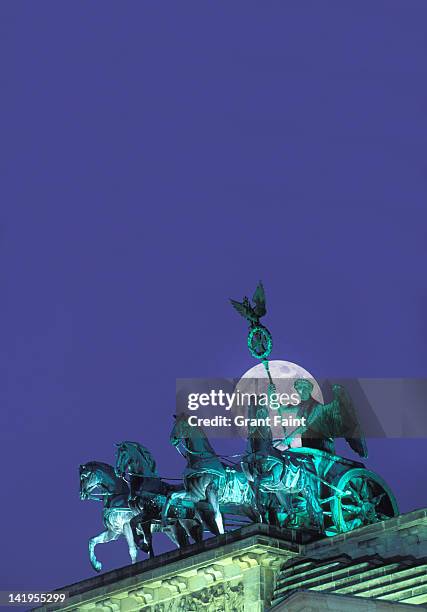 berlin statue and moon - quadriga statue brandenburg gate stock pictures, royalty-free photos & images