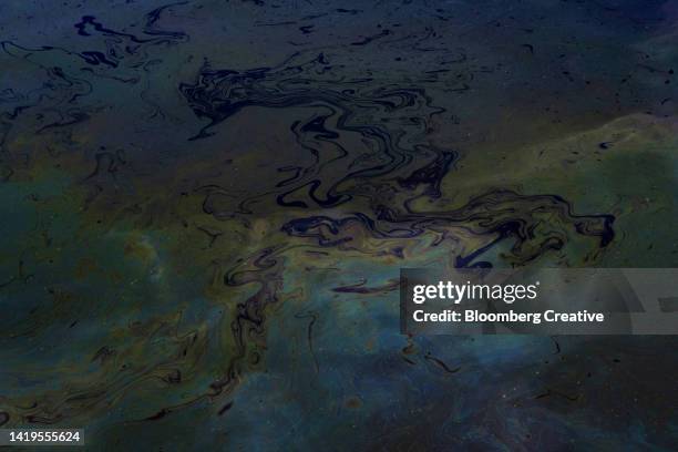 close-up of an oil slick - ölpest stock-fotos und bilder