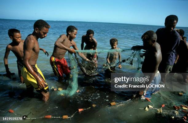 Remontée d'un filet de pêche en avril 1999 à Madagascar.