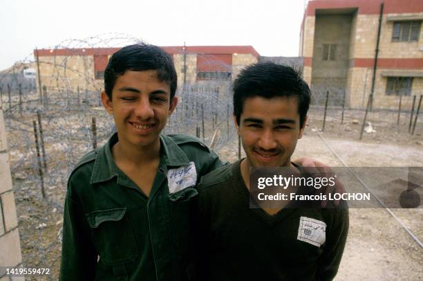 Jeunes soldats irakiens dans une école iranienne "The School of the Iranian children occupée lors de la guerre Iran-Irak en 1984.