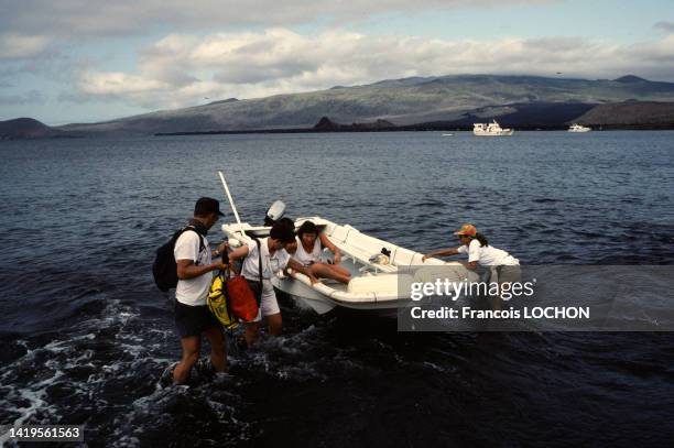 Touristes débarquant d'une petite embarcation de la compagnie "Nortada" dans les îles Galápagos, en 1992, Equateur.