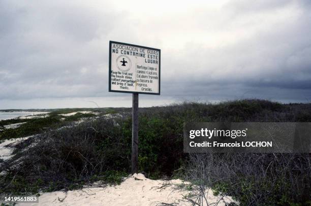 Panneau demandant de garder propre la plage et de ramasser ses déchets dans l'archipel des îles Galápagos en 1992 en Equateur.