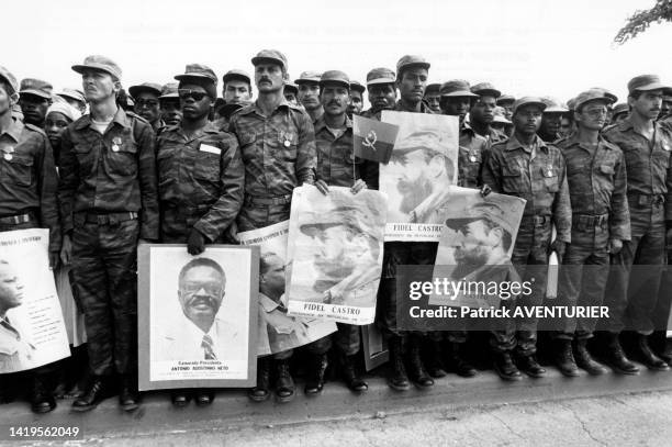 Soldats angolais tenant des portraits d'Agostinho Neto et de Fidel Castro lors de la cérémonie de départ de l'armée Cubaine de l'Angola, 10 janvier...
