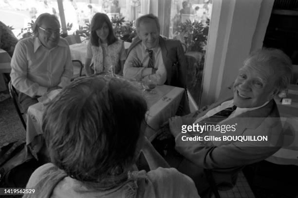 Le traducteur Claude Couffon, le journaliste Jacques Chancel et l'écrivain Jorge-Luis Borges lors du festival du film ibérique de Biarritz le 27...