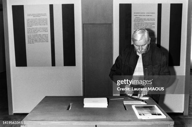 Un homme dépose un chèque pour la souscription nationale pour l'achat du tableau "Saint Thomas à la pique" par le musée du Louvre le 23 mars 1988.