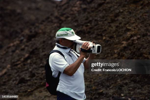 Touriste filmant avec une caméra portable dans les îles Galápagos, en 1992, Equateur.