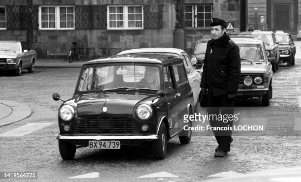 Policier réglant la circulation urbaine en mars 1976 à Copenhague.