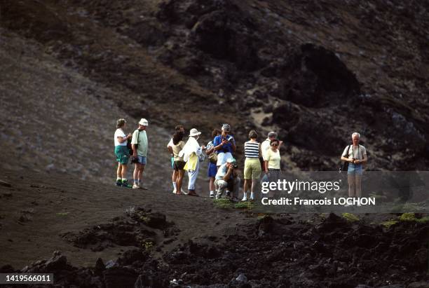 Groupe de touristes photographiant dans les îles Galápagos, en 1992, Equateur.