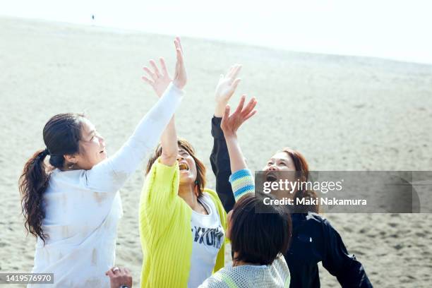 portraits of women who are energetic and enjoy their daily lives. - 日本人　女性　友達 ストックフォトと画像