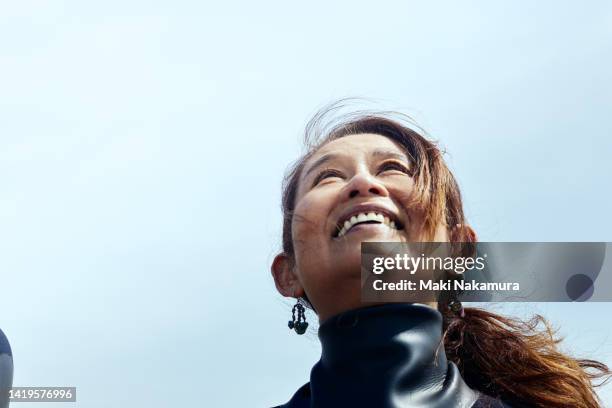 portraits of women who are energetic and enjoy their daily lives. - japanese woman looking up stock pictures, royalty-free photos & images