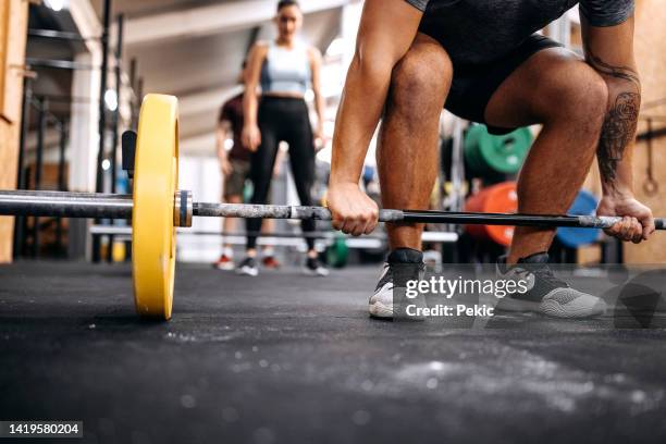 homem atlético realizando deadlift em uma academia - homens musculosos - fotografias e filmes do acervo